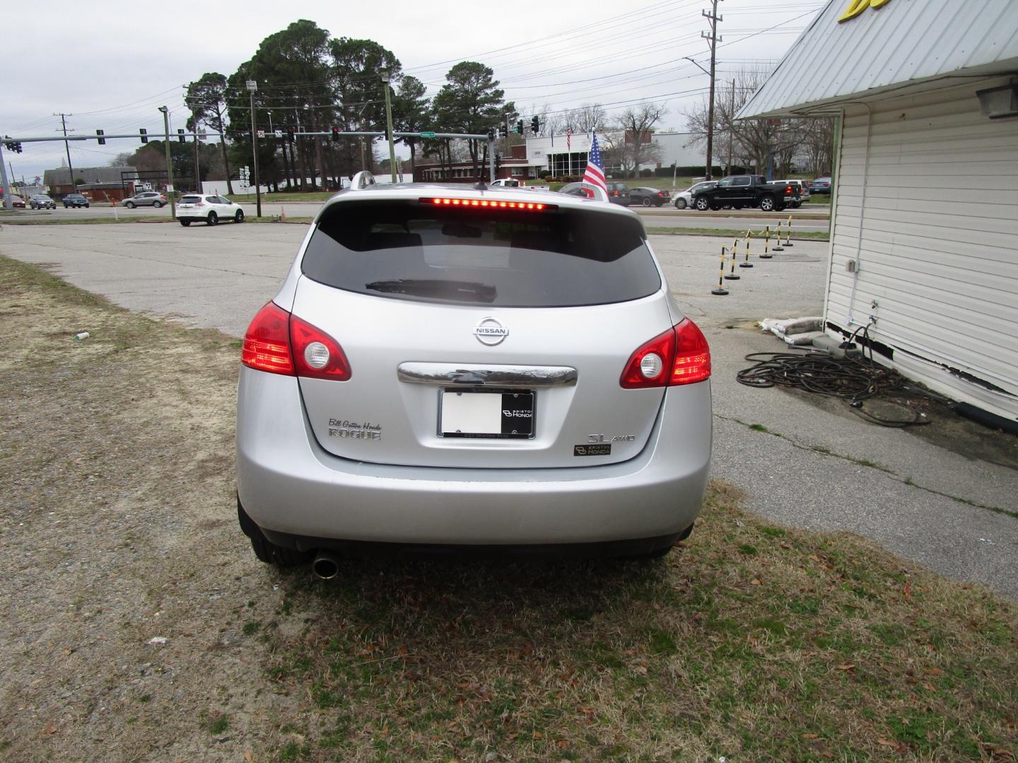 2012 Silver Nissan Rogue S AWD (JN8AS5MV7CW) with an 2.5L L4 DOHC 16V engine, Continuously Variable Transmission transmission, located at 2553 Airline Blvd, Portsmouth, VA, 23701, (757) 488-8331, 36.813889, -76.357597 - Down Payment: $999 Weekly Payment: $95 APR: 23.9% Repayment Terms: 42 Months ***CALL ELIZABETH SMITH - DIRECTOR OF MARKETING @ 757-488-8331 TO SCHEDULE YOUR APPOINTMENT TODAY AND GET PRE-APPROVED RIGHT OVER THE PHONE*** - Photo#6